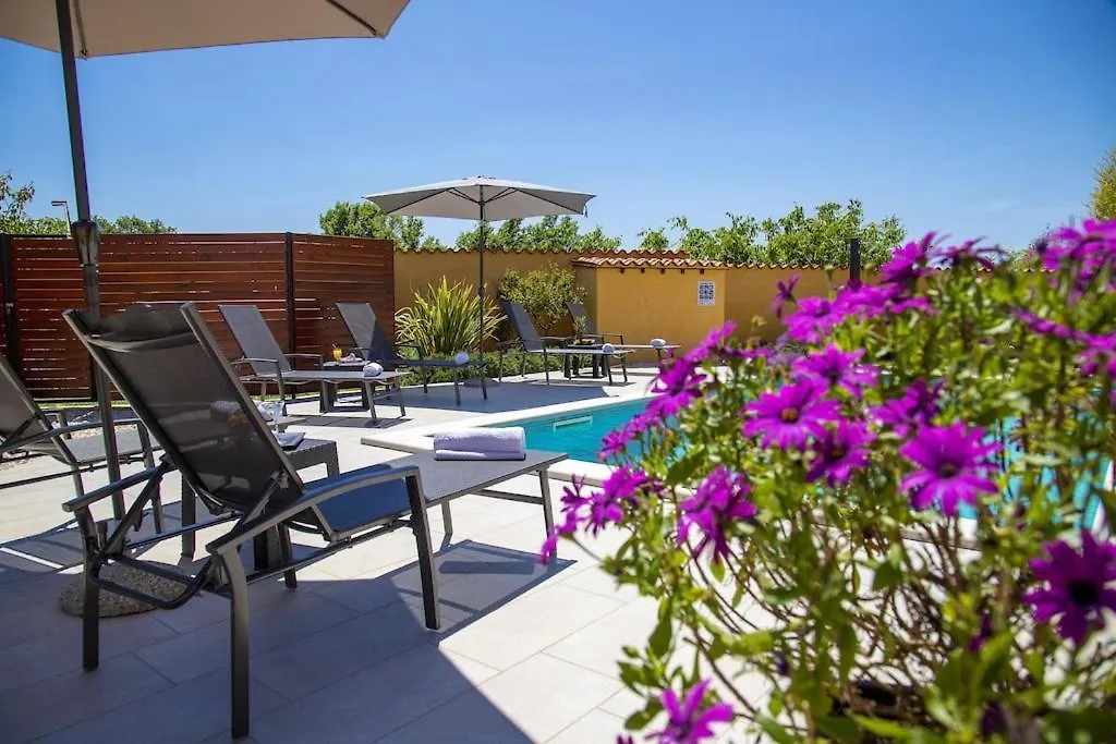 Villa Karin - Mediterranean Charm With Private Pool And Lush Waterfall Gardens Galizana